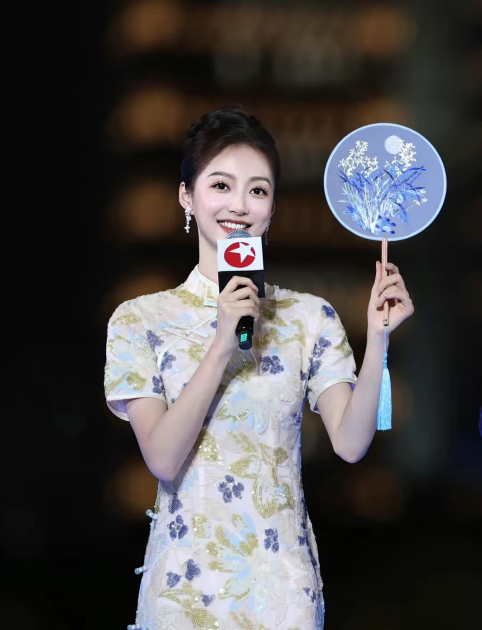 中国传媒大学学姐,复旦大学校花,杭州亚运会最美火炬手冯琳气质真好