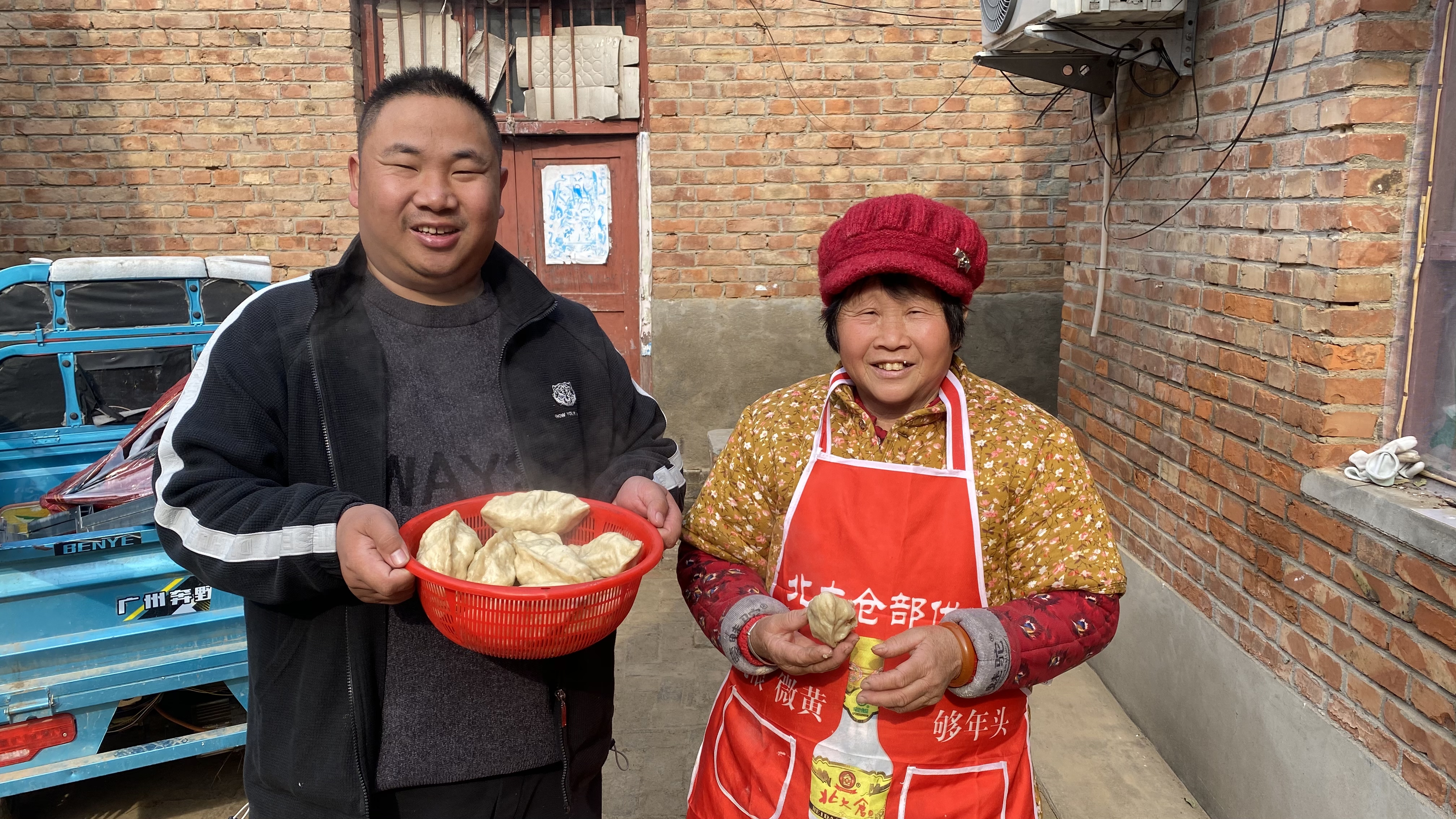 农村蒸大包子过程,小勇和老妈忙了半天,出炉后小勇一顿吃五个!