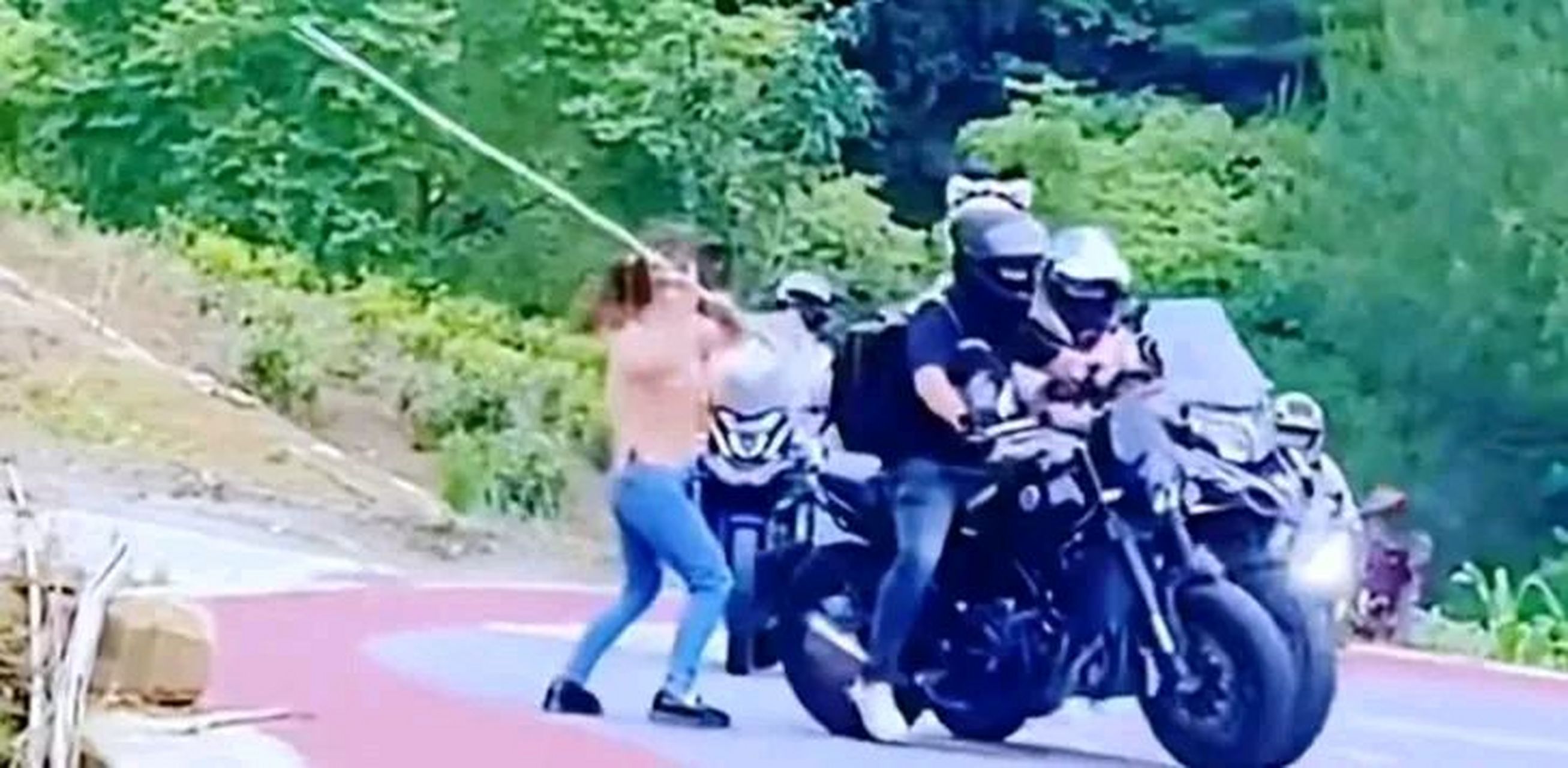 但最近又发生了可怕的一幕,一女路霸光天化日之下拦路要钱,扬言不给就