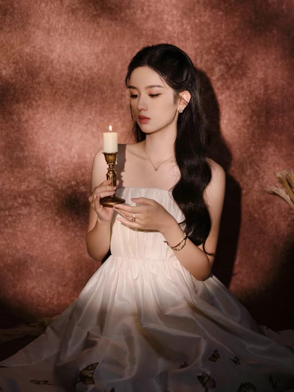 女神周也,一袭白色抹胸复古长裙,清新靓丽,气质优雅.