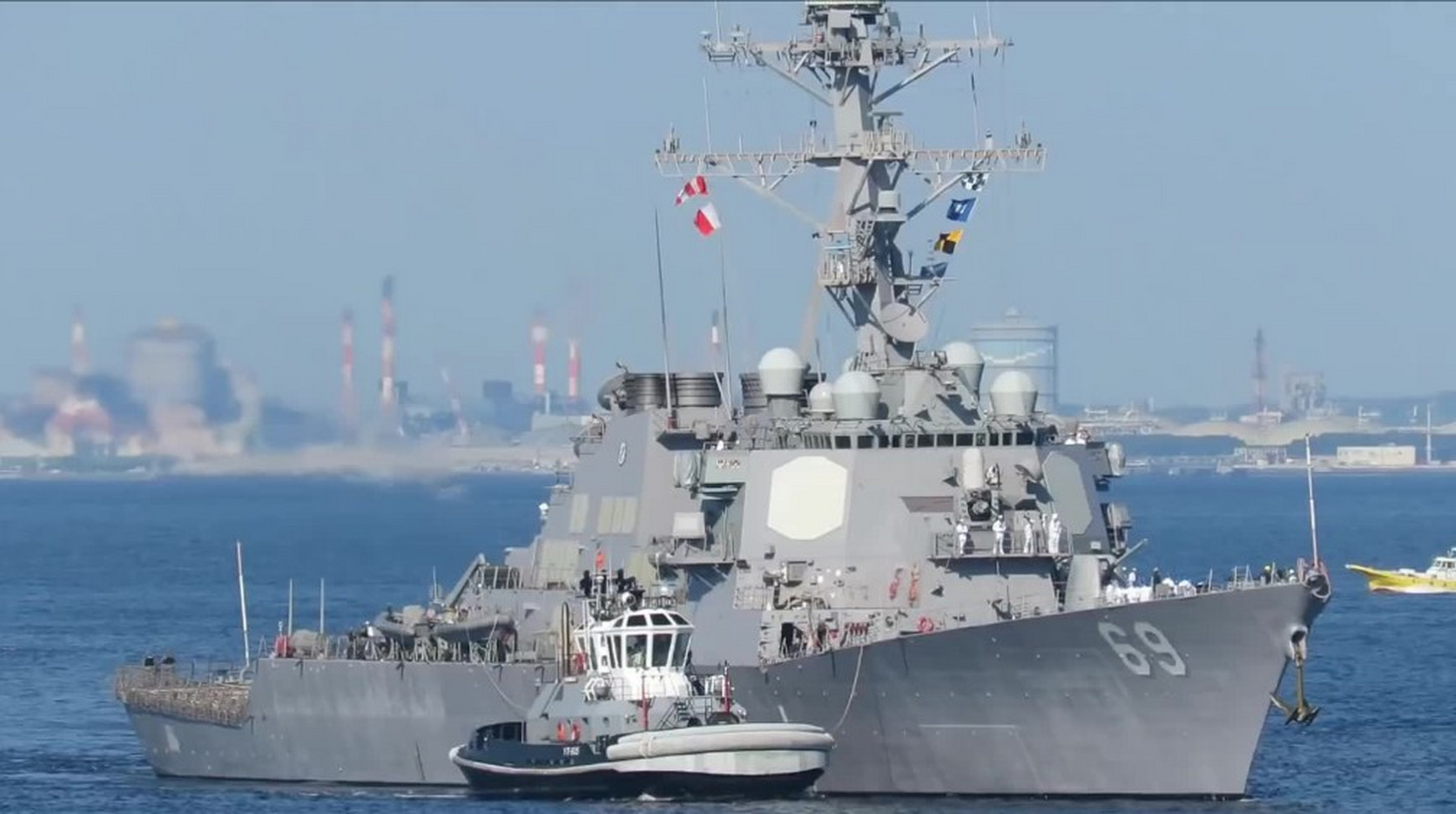 据报道,美国"米利厄斯"号导弹驱逐舰在南海执行所谓的"航行自由"任务.