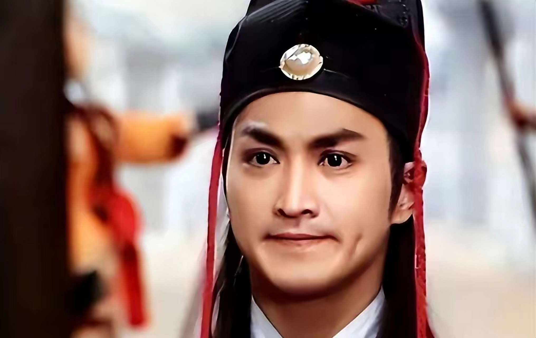 近日,有网友送给以出演"展昭"而闻名的何家劲一本日漫,却被何家劲当场