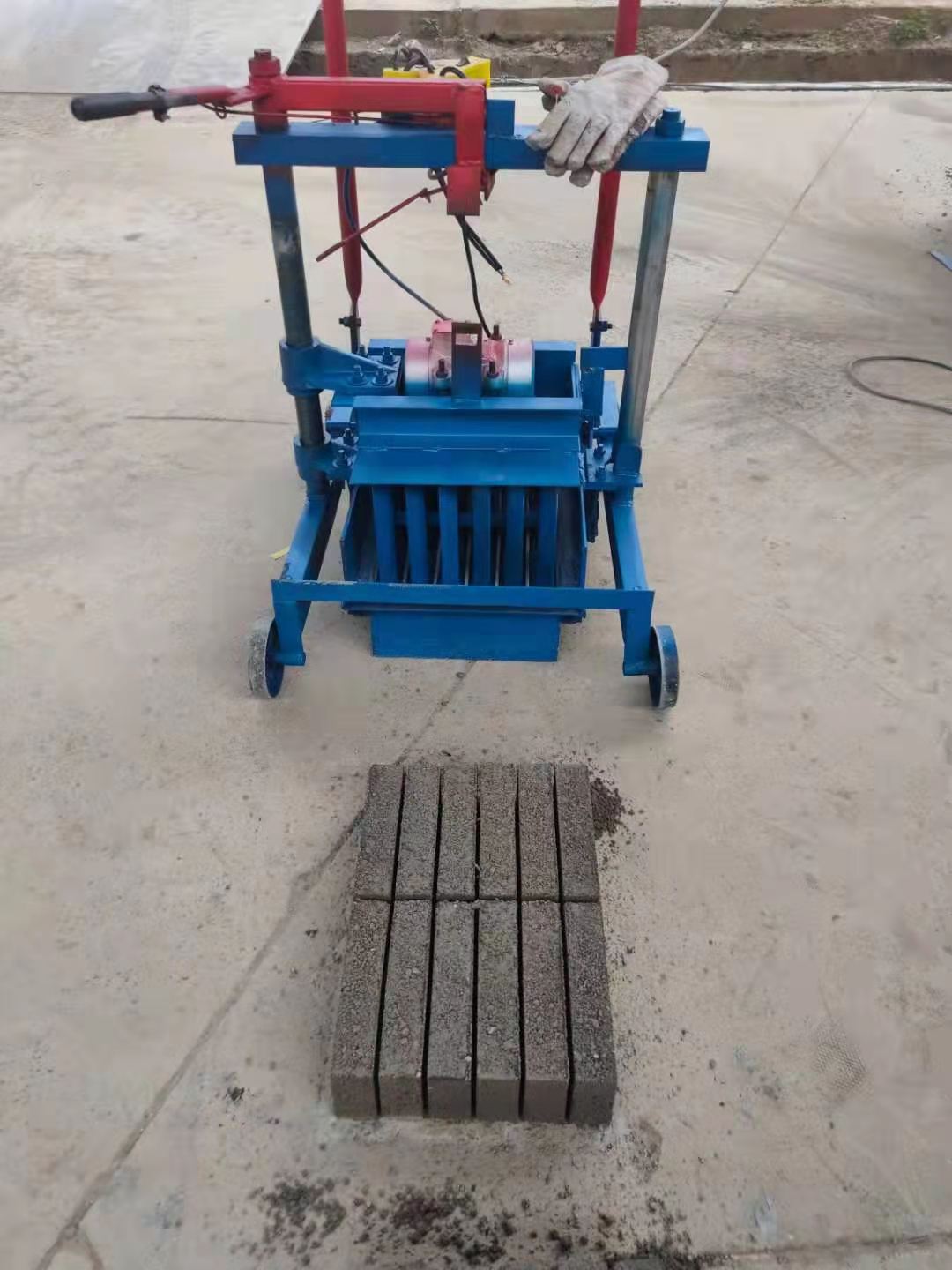 适合农村家用的砖机之移动空心砖机