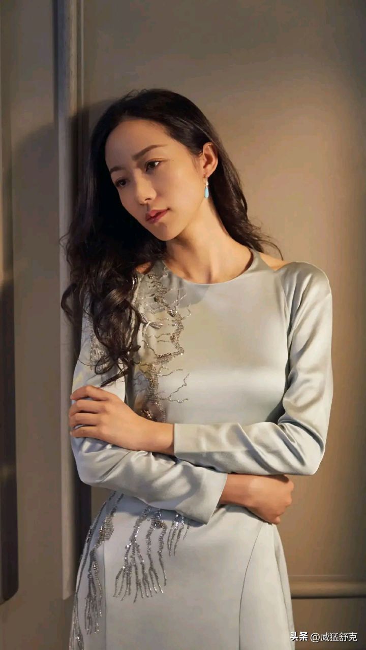 "韩雪狡黠一笑:"当然要啊,这别墅刚好放进我苏州的院子里.