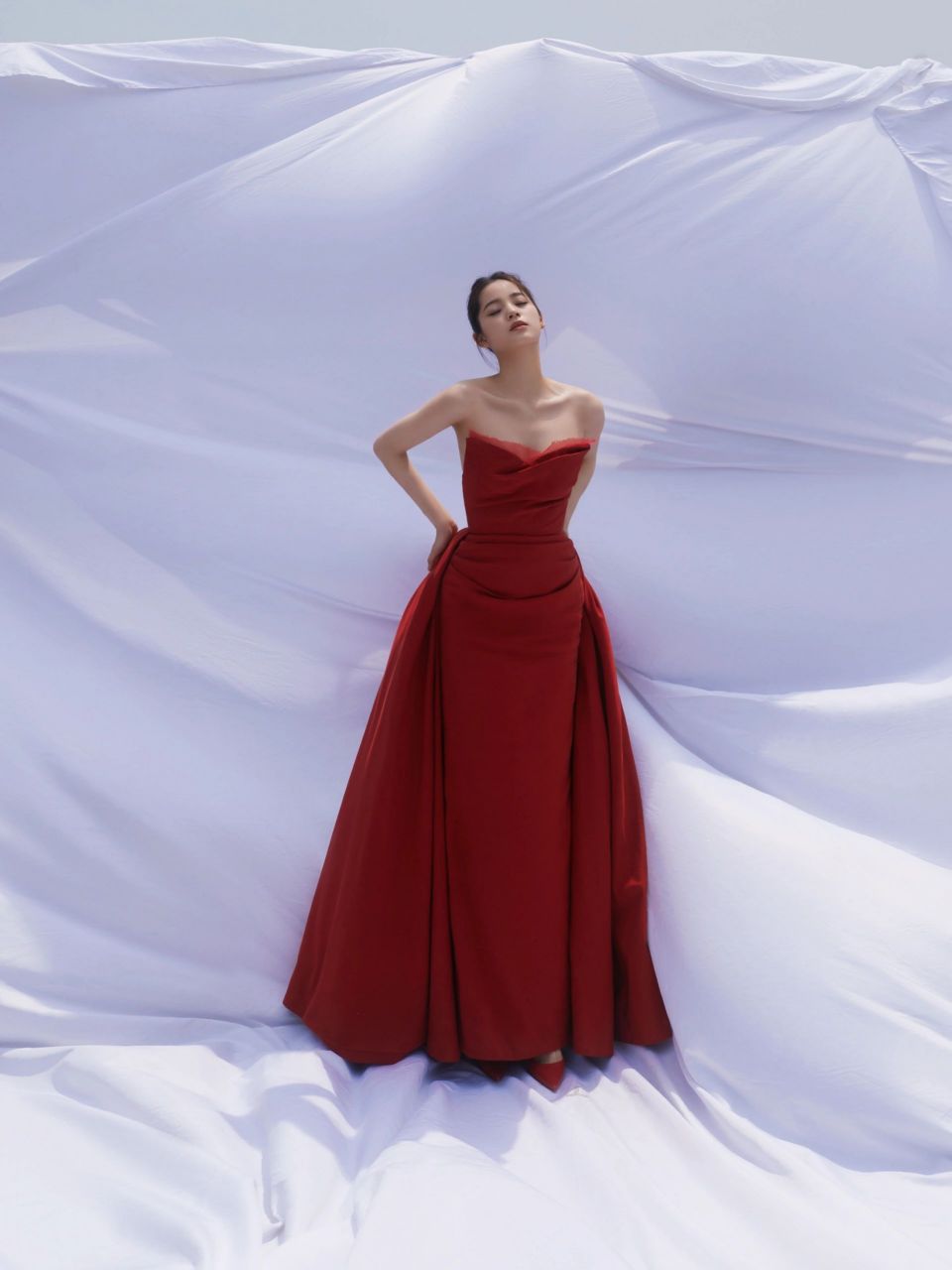 欧阳娜娜晒棚拍新造型,穿红色抹胸礼服裙优雅又性感,女人味越来越足