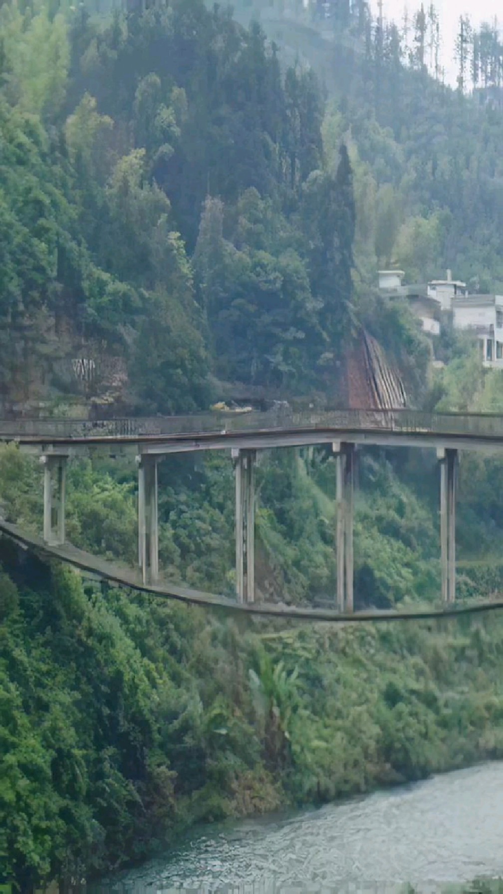 湖南的一淘金大桥建于1989年该桥全部桥墩悬空设计者当时只有初中文化