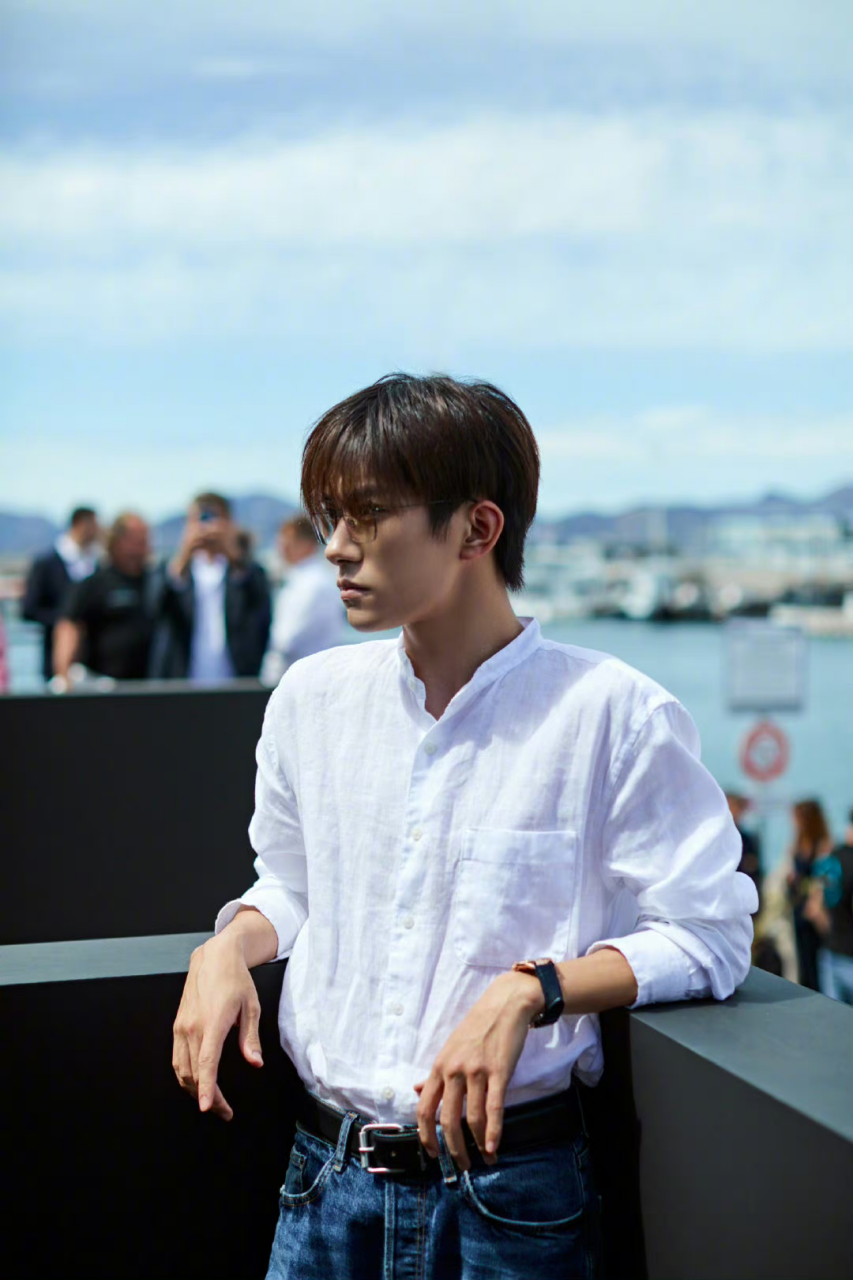 易烊千玺戛纳行随拍图集,白衬衫,牛仔裤简单造型亮相,海岸边的轻松