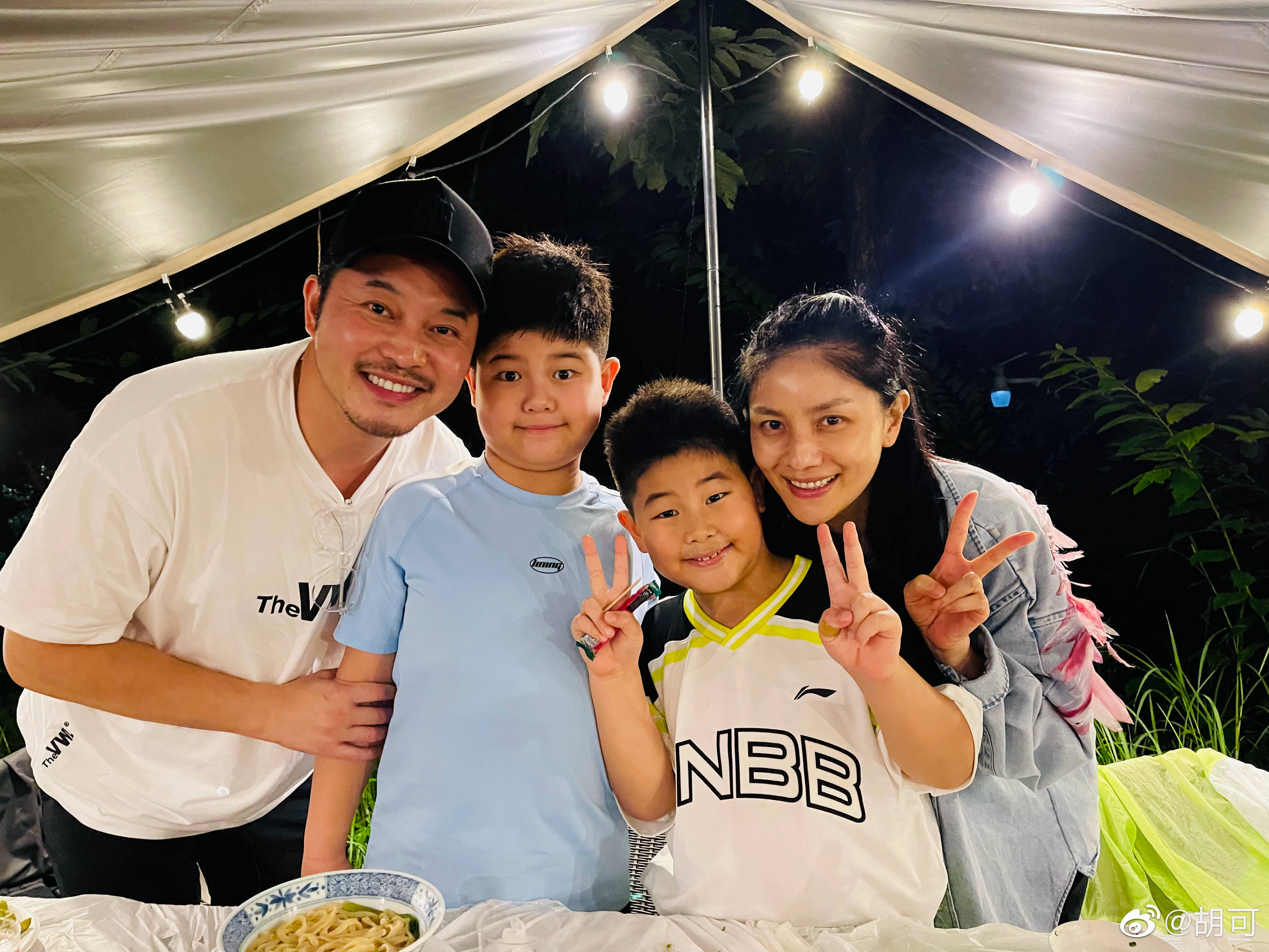 沙溢发文晒照庆祝生日,安吉和小鱼儿对镜卖萌,蛋糕祝福语扎心了