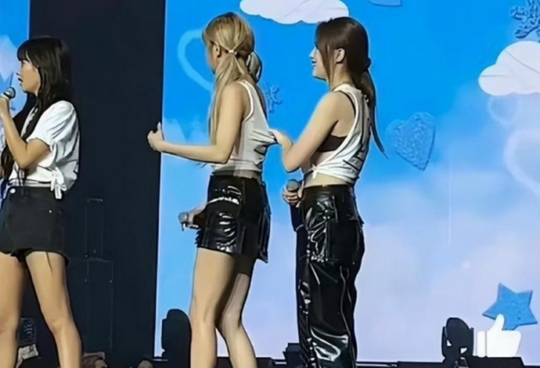 宋雨琦舞台上被叶舒华拉内衣带,还曾摸屁股,拽头发!