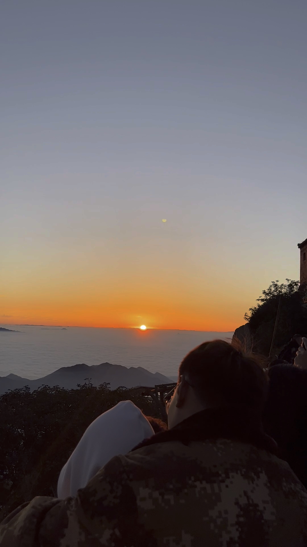 两个人一起爬山,相互搀扶着彼此,然后一起看日出日落,好浪漫.