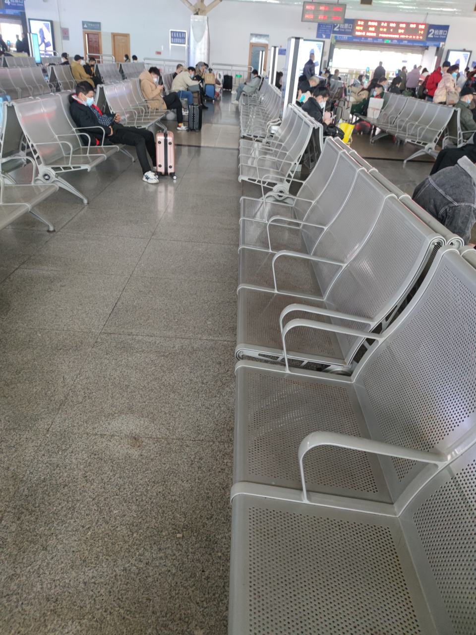 来到福州火车北站,感觉今年坐火车回家的人没往年多了,也许很多打工人