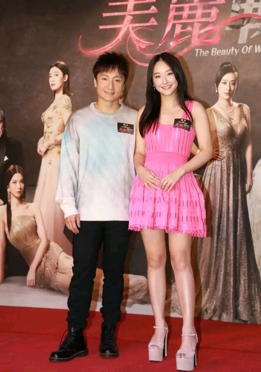 陈滢和方力申一起出席活动,两位站在一起看上去非常的般配,像一对年轻