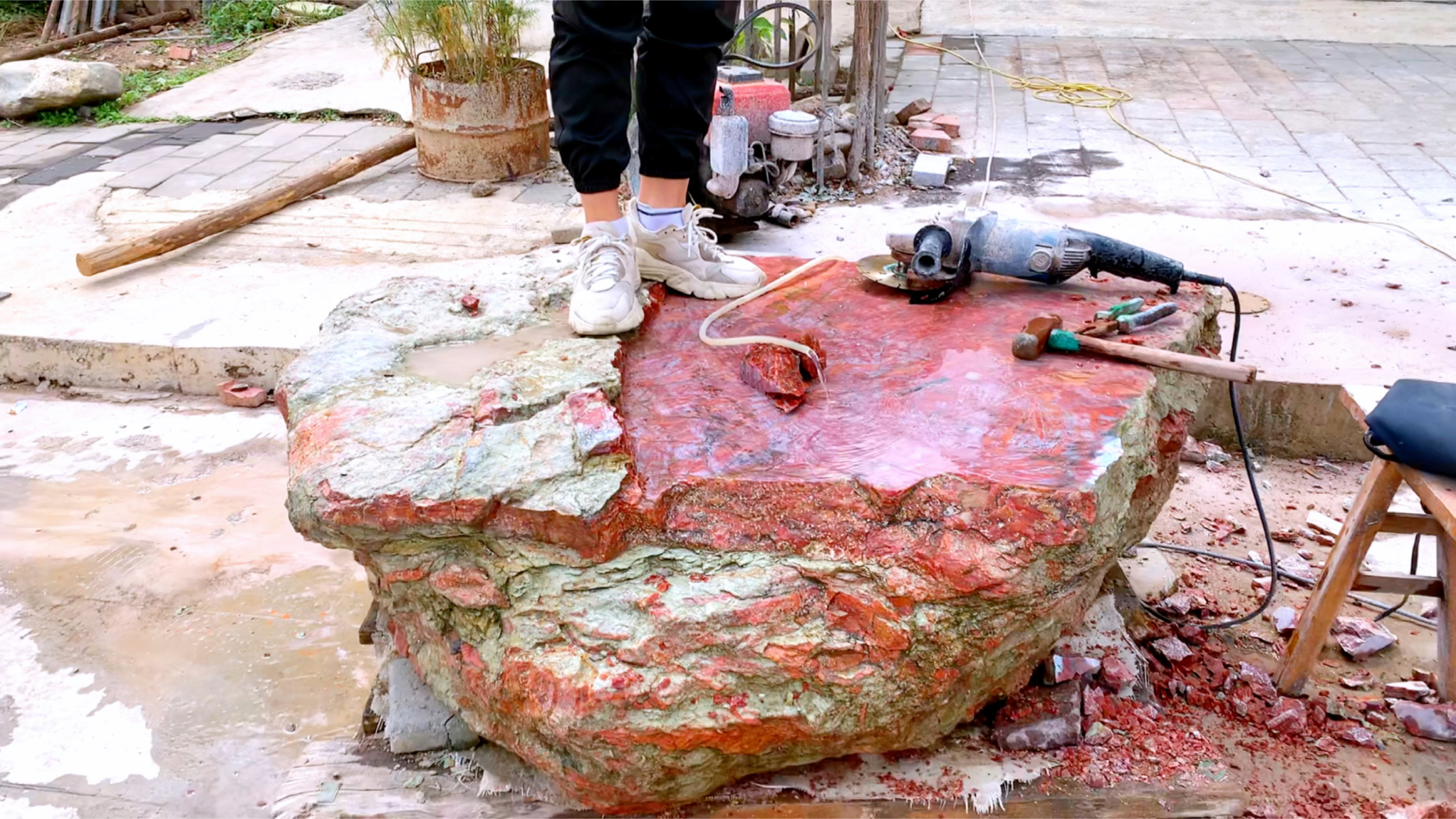 4000斤的鸡血石大料,在师傅的切割打磨下,最终会变成什么样