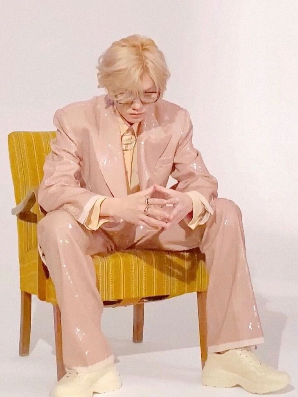 鹿晗拍写真穿搭花絮曝光,穿粉色西服套装,青春减龄有魅力,31岁的年纪