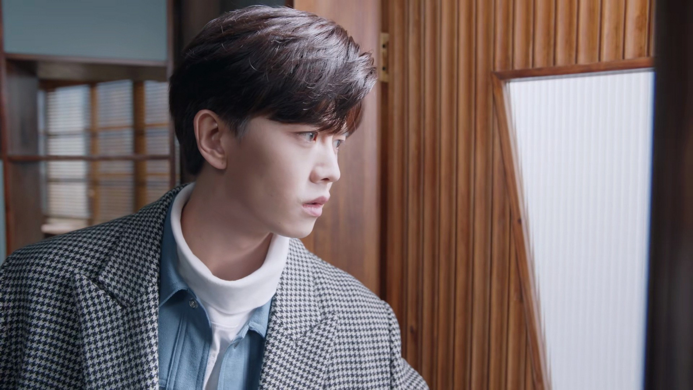 任嘉伦新剧《暮色心约》开播,在剧中他饰演男主祁连山,是一名喜欢沉浸