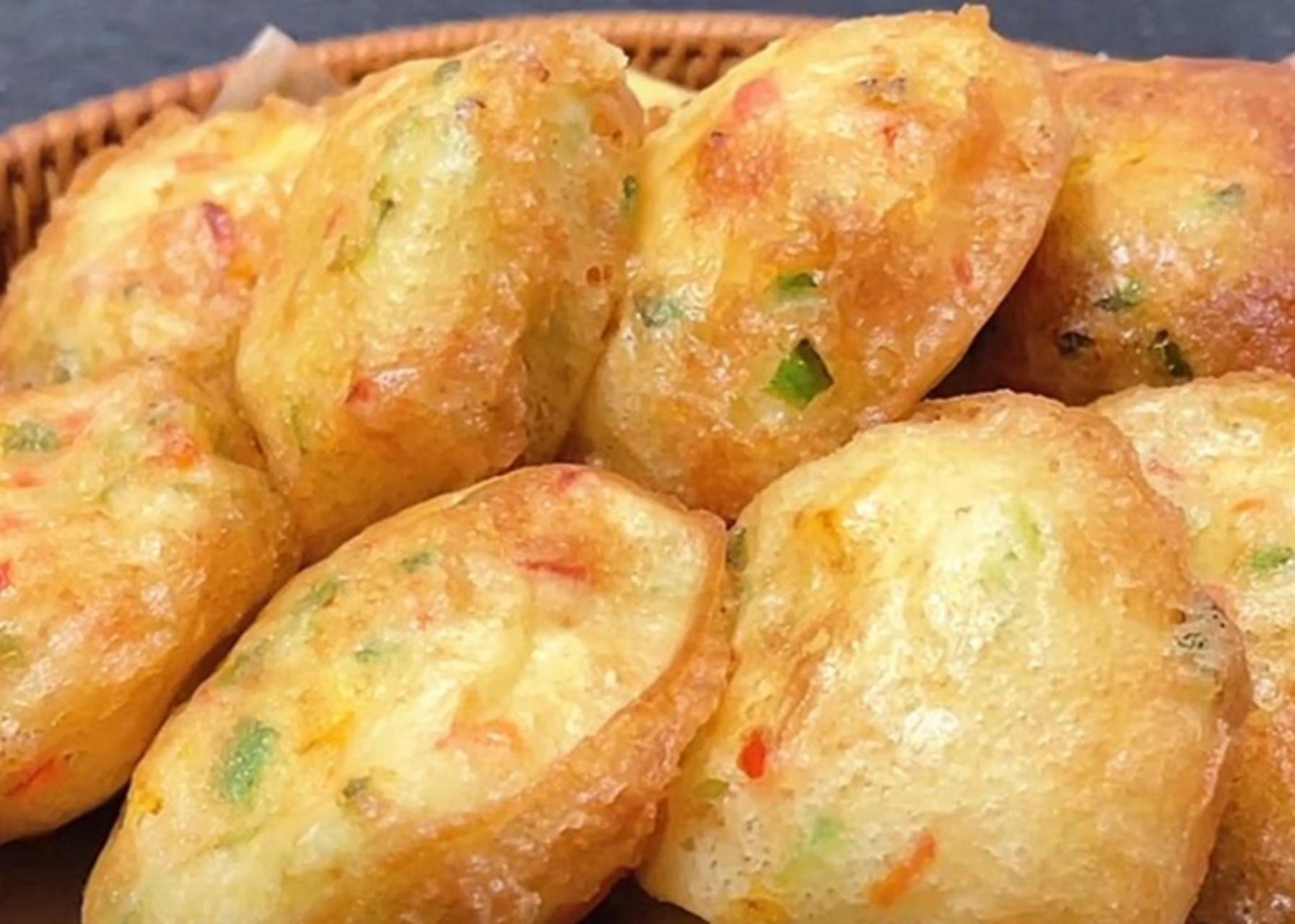 我的美食分享#  蔬菜小油饼  所需食材:1个鸡蛋,150毫升清水,2克酵母