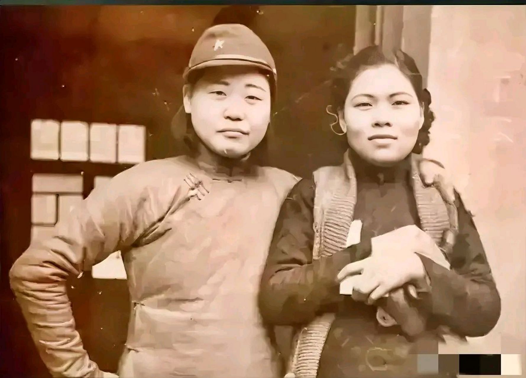 1938年,武汉沦陷后,两名女子的合影,其中一个女孩戴着日军军帽,看起来