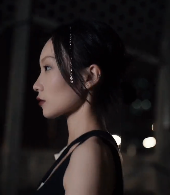 邵宇轩重操旧业,戴针织帽,穿背带裤,走t台!