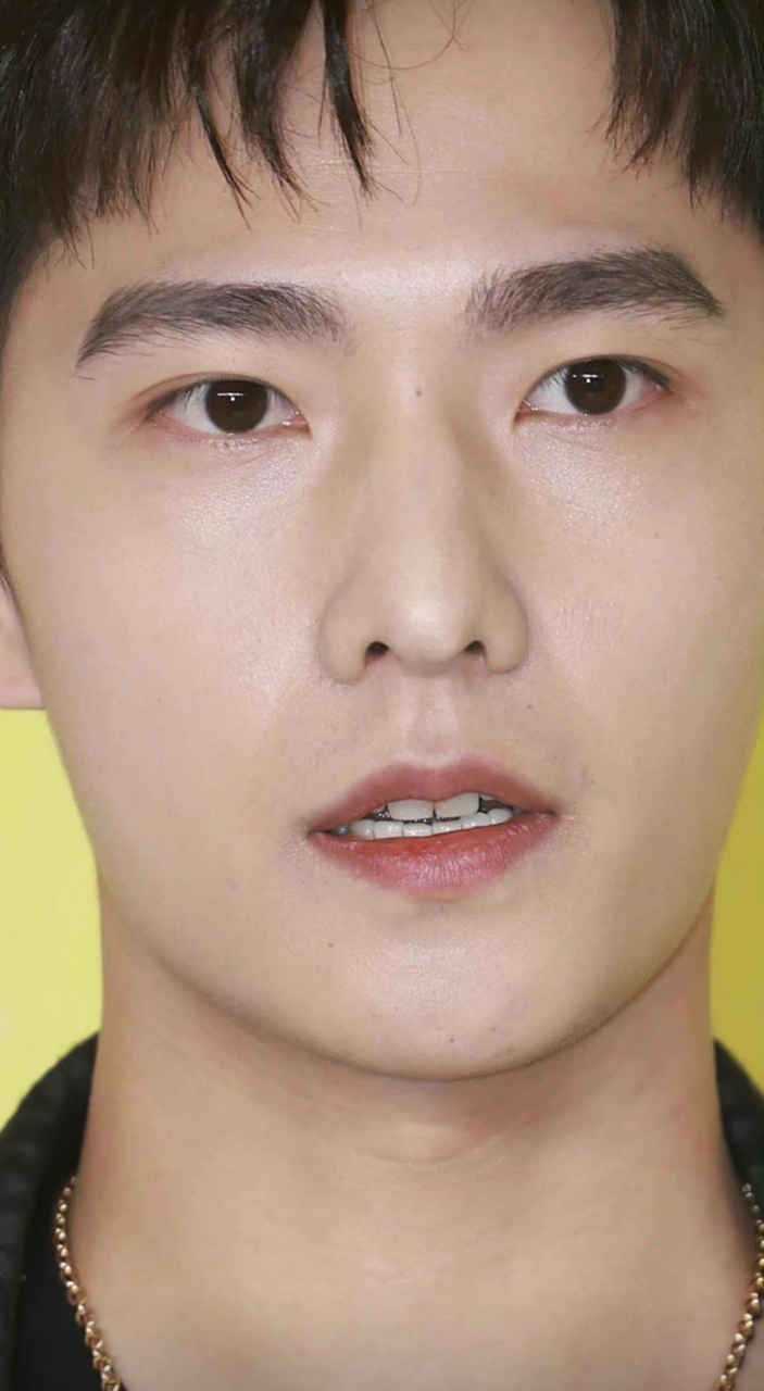 杨洋真的是仙女了,生图不卡粉,胡子印也少,皮肤太好了