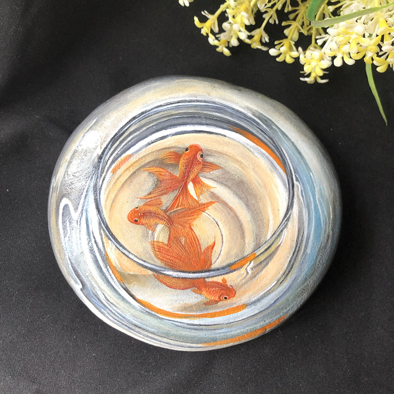 一颗圆石头上画鱼缸 鱼缸里的金鱼,石头画,视觉艺术