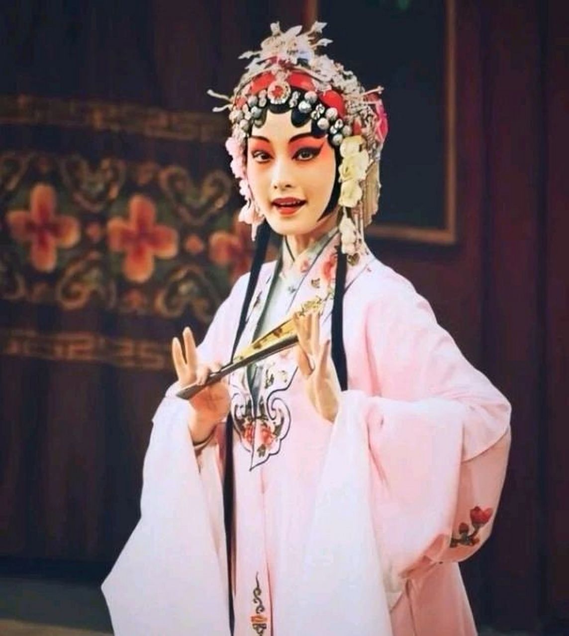 李沁是一位来自昆曲闺门旦出身,曾被视作昆曲接班人的演员.