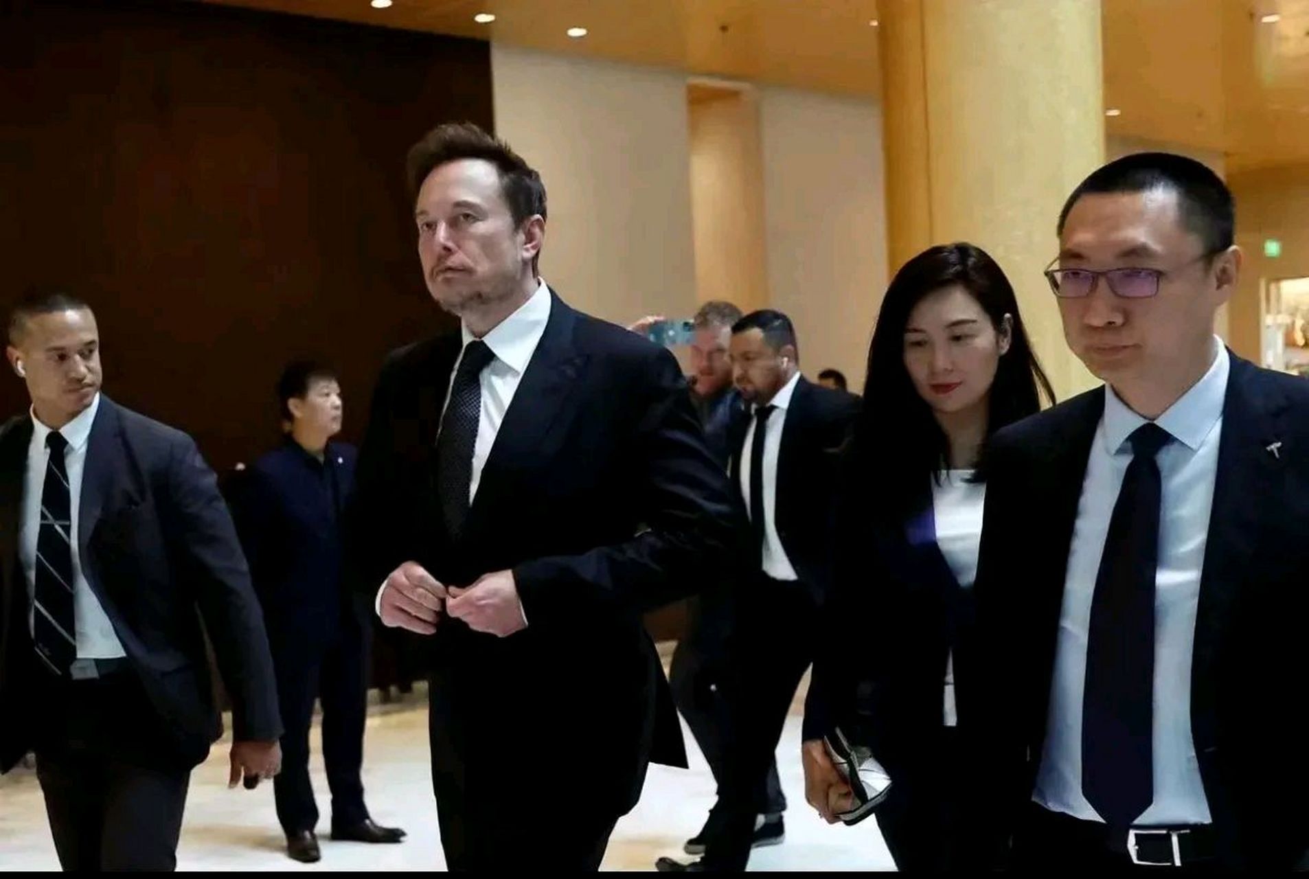 朱晓彤和陶琳是马老板在9899的左膀右臂,有他们俩在,马老板很放心