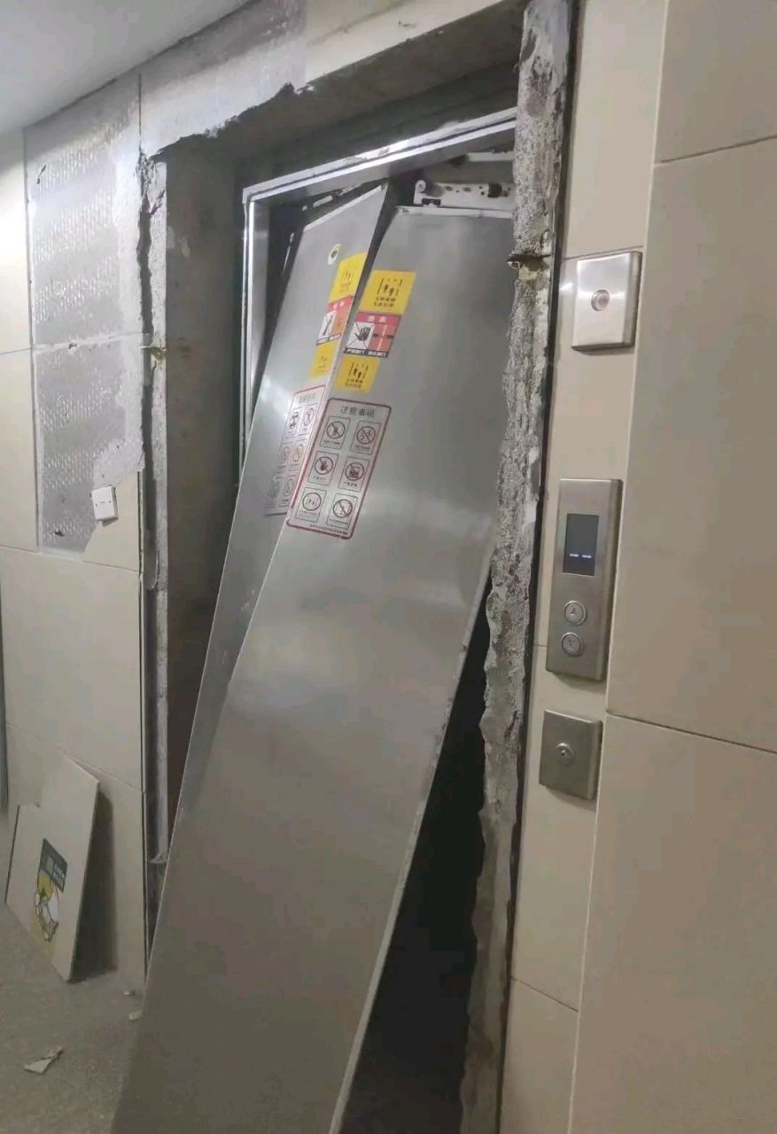 6月1日,网传杭州一小区电梯爆炸人被炸飞.