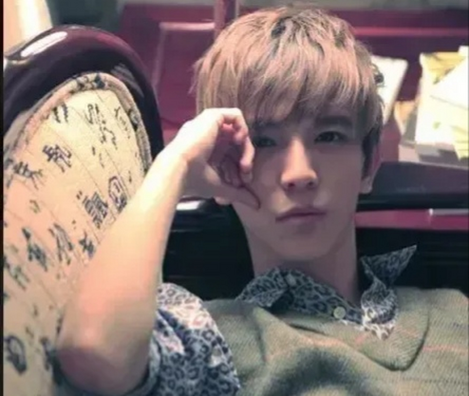 2014年,郭敬明在上海看到一个别墅区的房子,他问助理:"这房子多少钱?