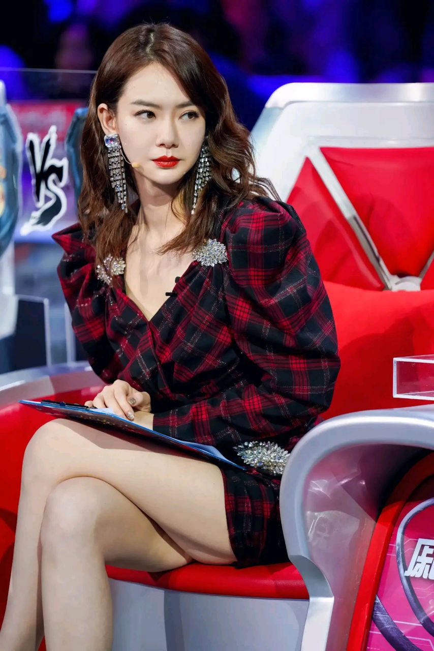 戚薇出席活动,身穿红黑格西装搭配同色短裙,身姿婀娜,气质优雅.