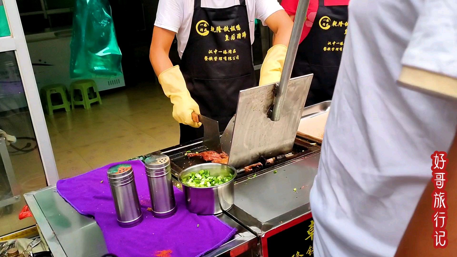 秦岭山城略阳,一家乾隆铁板鸭店,买鸭要排队