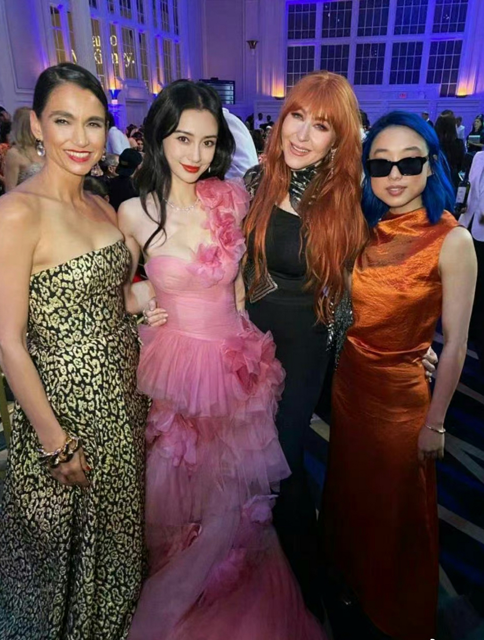 易洋千玺谷爱凌angelababy合照# 易烊千玺,angelababy,谷爱凌合照易 