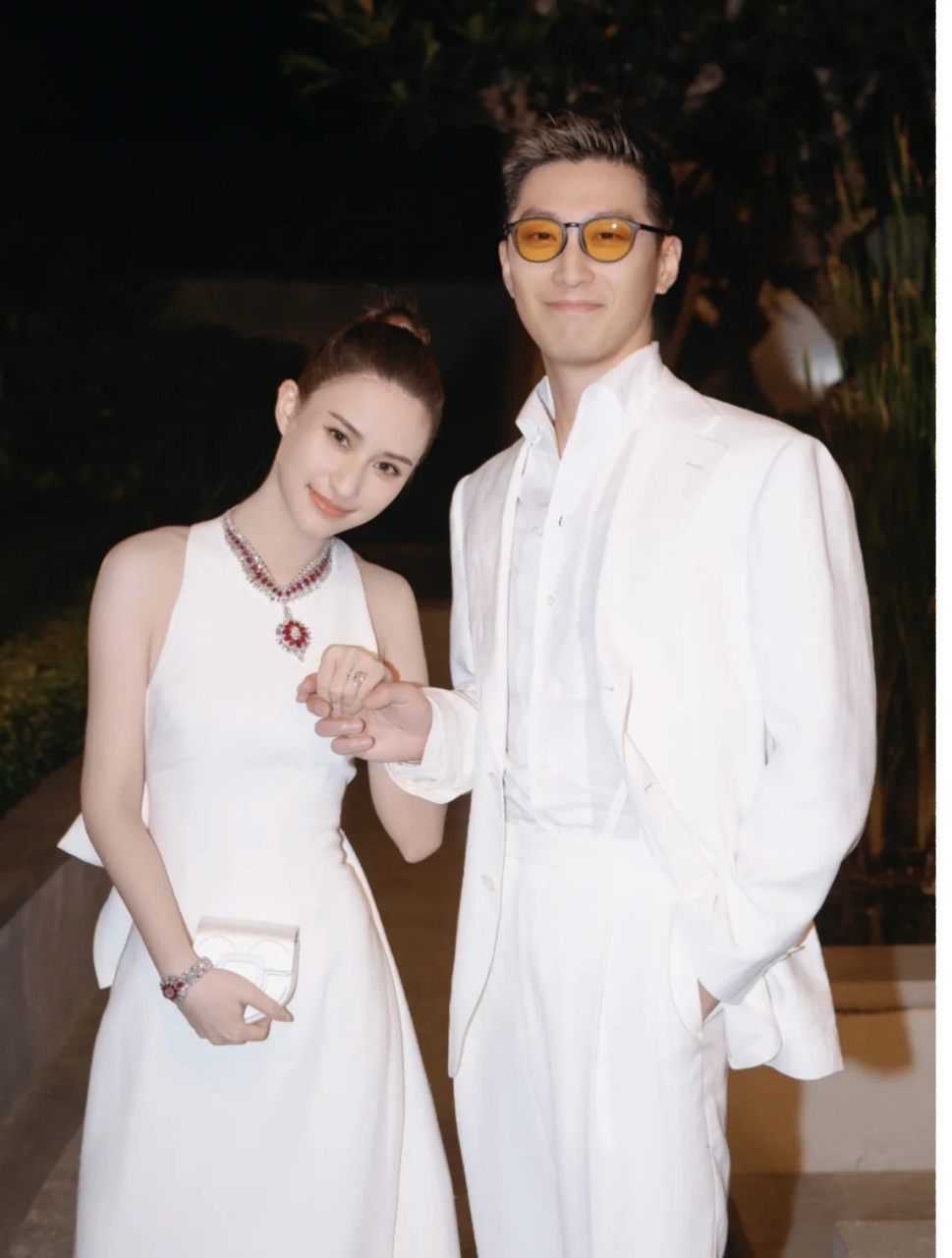 何超莲婚礼这件小众品牌礼服,配上红宝石项链和手链,竟然比她的vreo