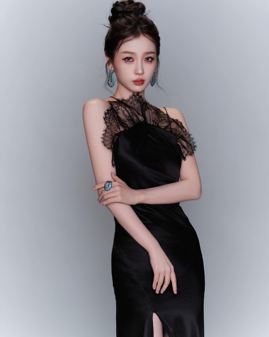 虞书欣:黑色露肩修身晚礼服,带一点蕾丝边,白色的则是大荷叶边袖子