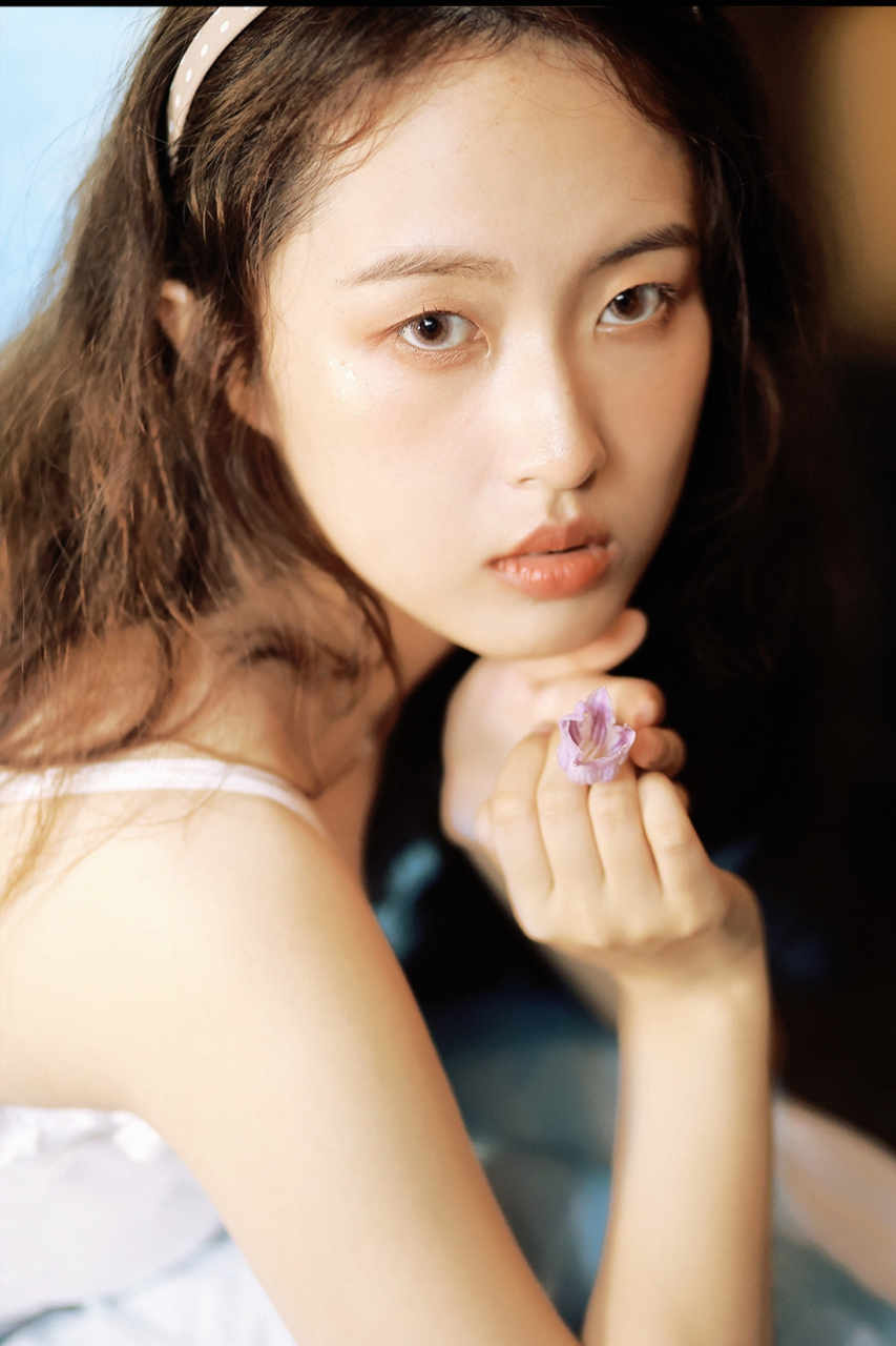 眼神有点幽怨的美女