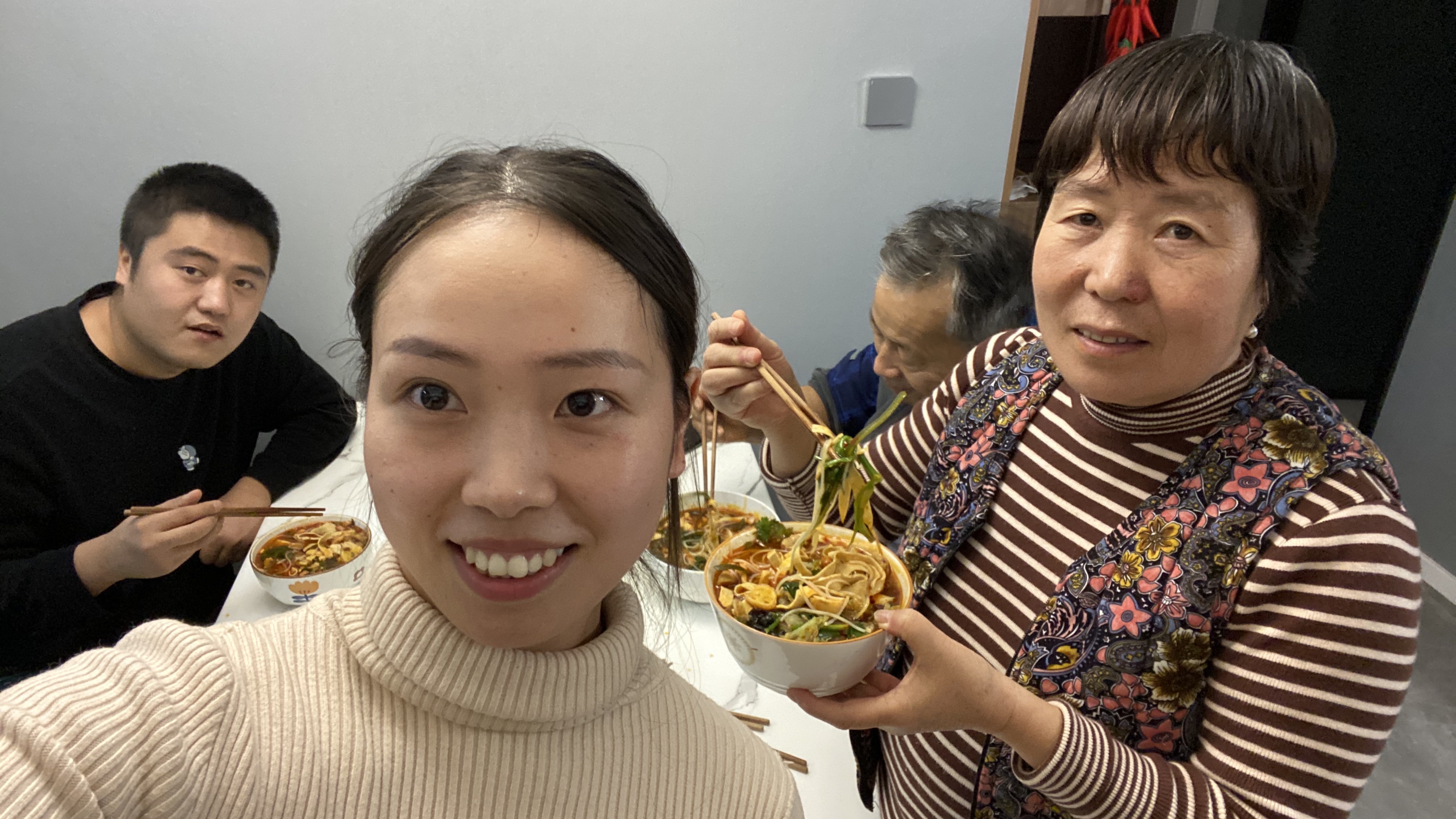 婆婆带娃做饭太辛苦,小惠做她最爱的鸡汤米线,她赞不绝口很开心