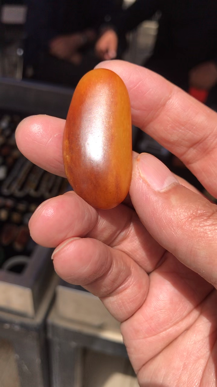 一块黄沁籽料挂件包金漂亮