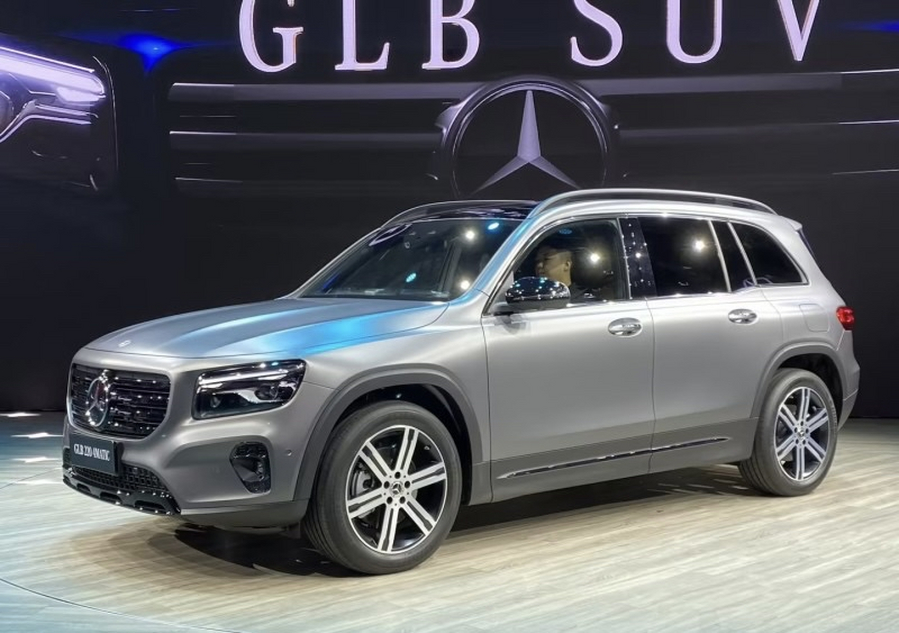 在2023成都车展上,新款奔驰glb正式上市,售31.19-36.79万元.