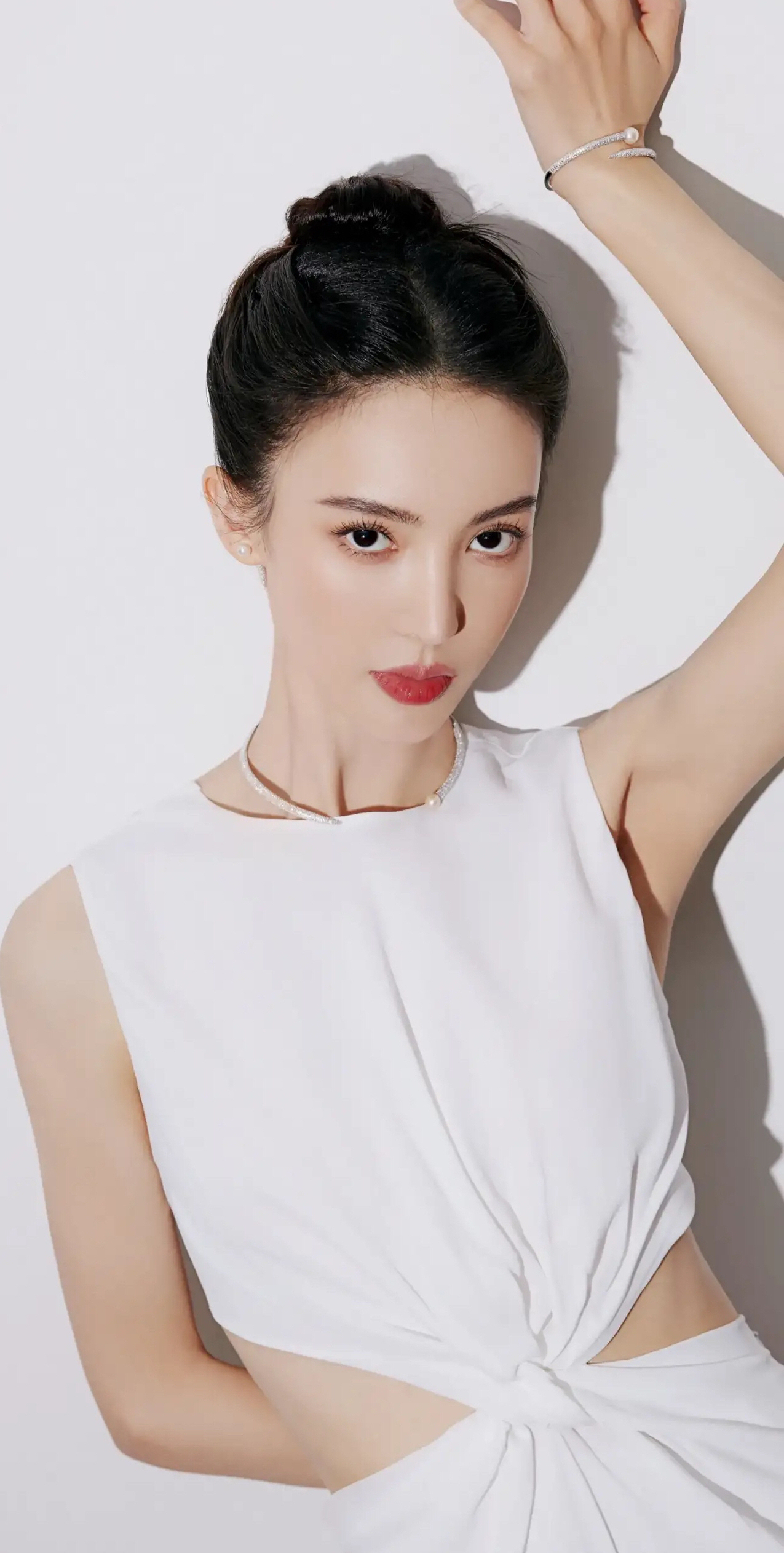 金晨白色露背礼服穿搭,显得优雅漂亮