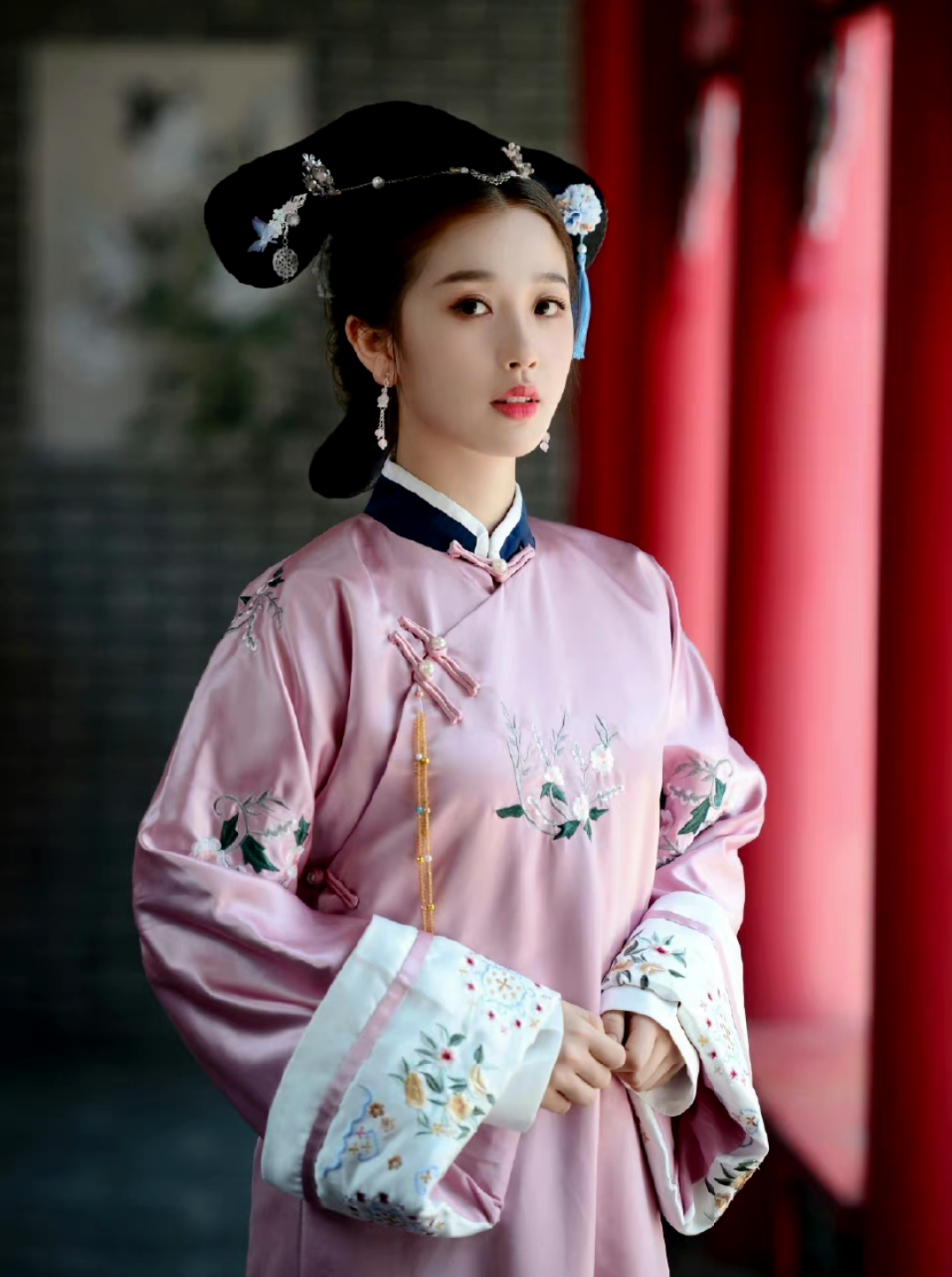 虞书欣成毅主演的新剧黑莲花,会在五月底开机,这部剧班底是知否的原班