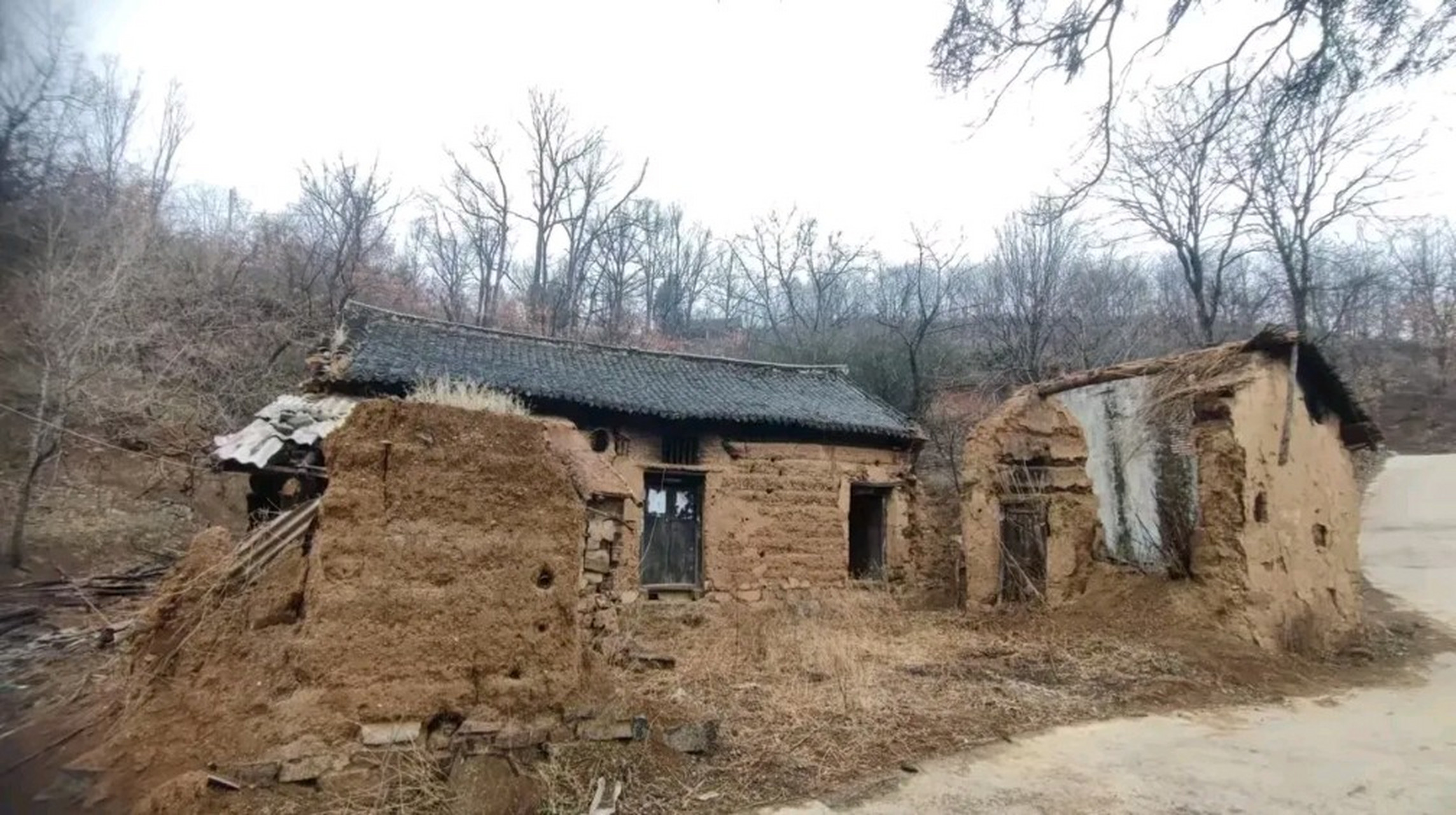 别看我老家的房子破烂不堪,这里面可出了三个老师,三个大学生呢,我