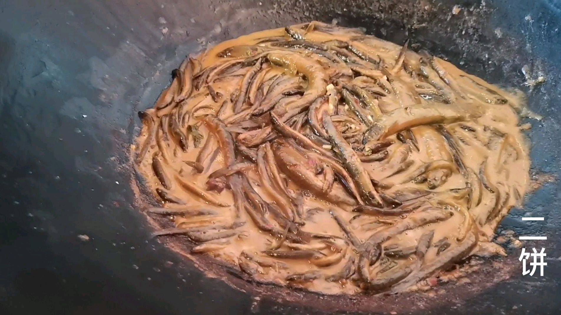 农村小伙搁草回来,媳妇炖的泥鳅鱼,泥鳅鱼看着都香好吃