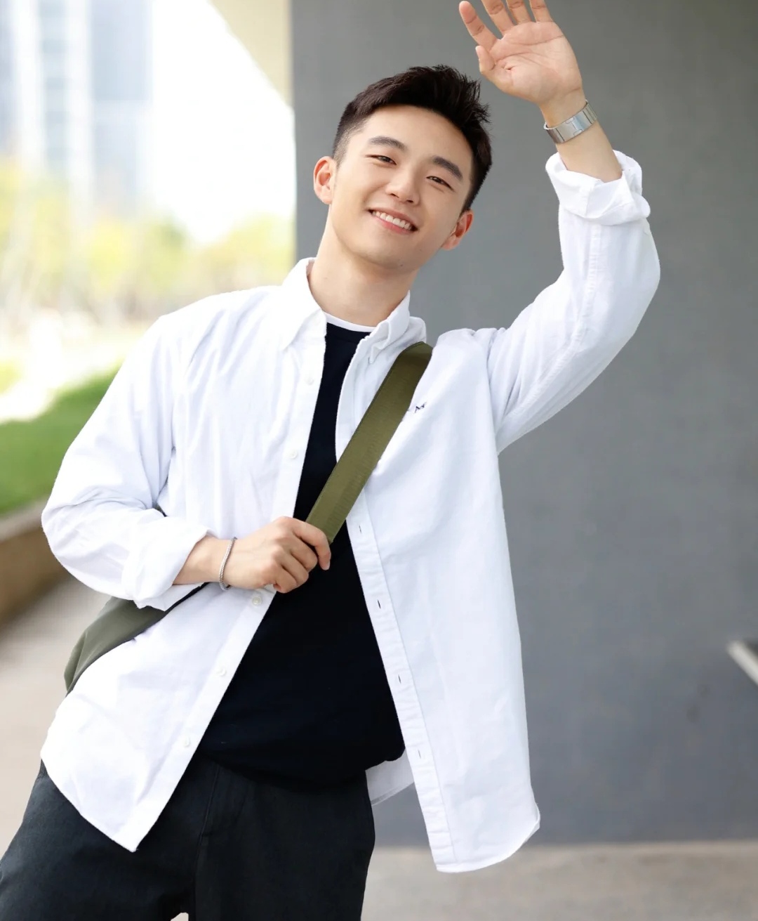 英俊有型的阳光小哥哥,初冬简单穿搭,让白净秀气的容颜更有气质