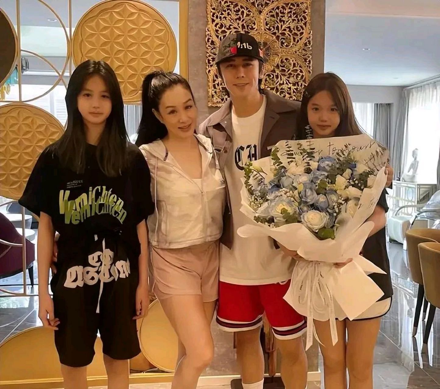 染发化浓妆打扮成熟  作为明星钟丽缇的女儿,jaden一直都颇受关注,小