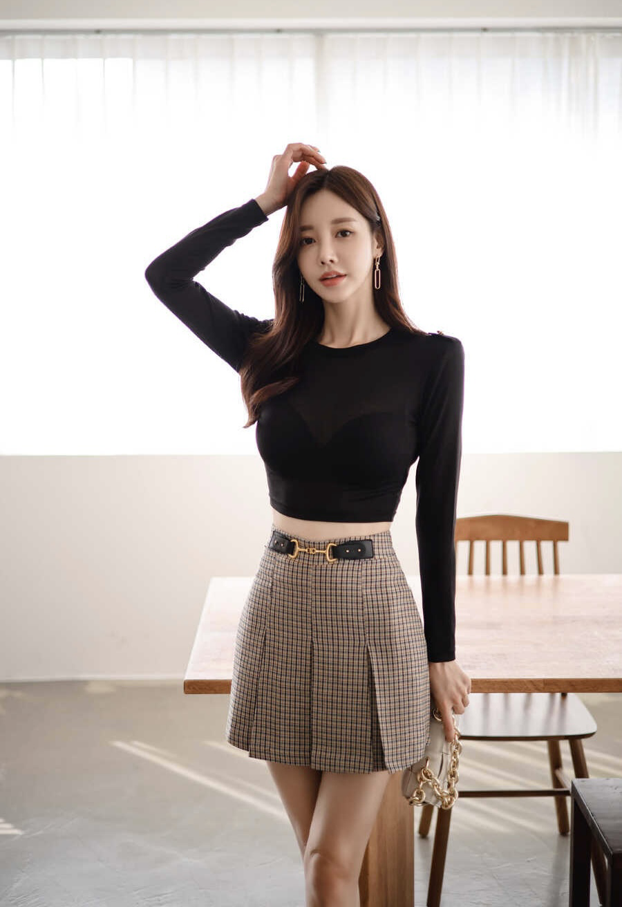 孙允珠韩国女神,黑色紧身上衣搭配超短裙,水嫩诱人