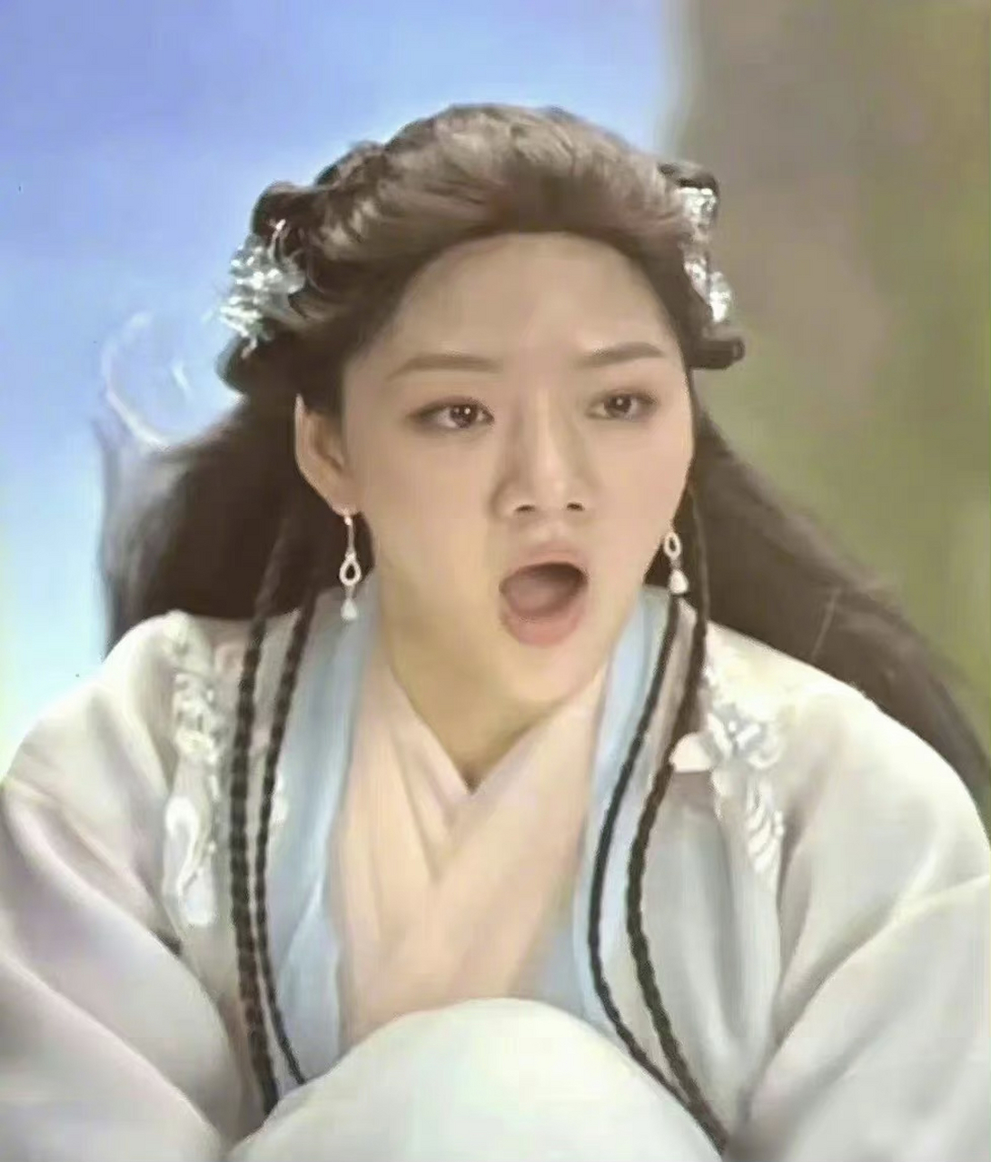 玉骨遥女主,这妆造真的一言难尽,是直接带了个发箍吗?