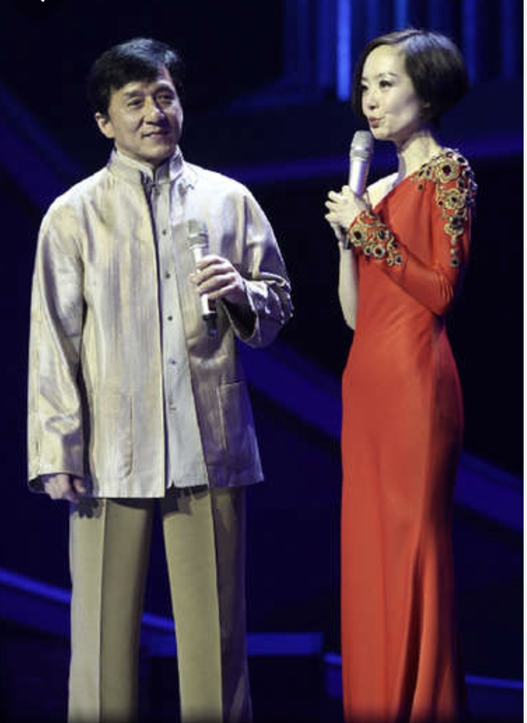 成龙在鲁豫有约中谈自己曾参与过假慈悲