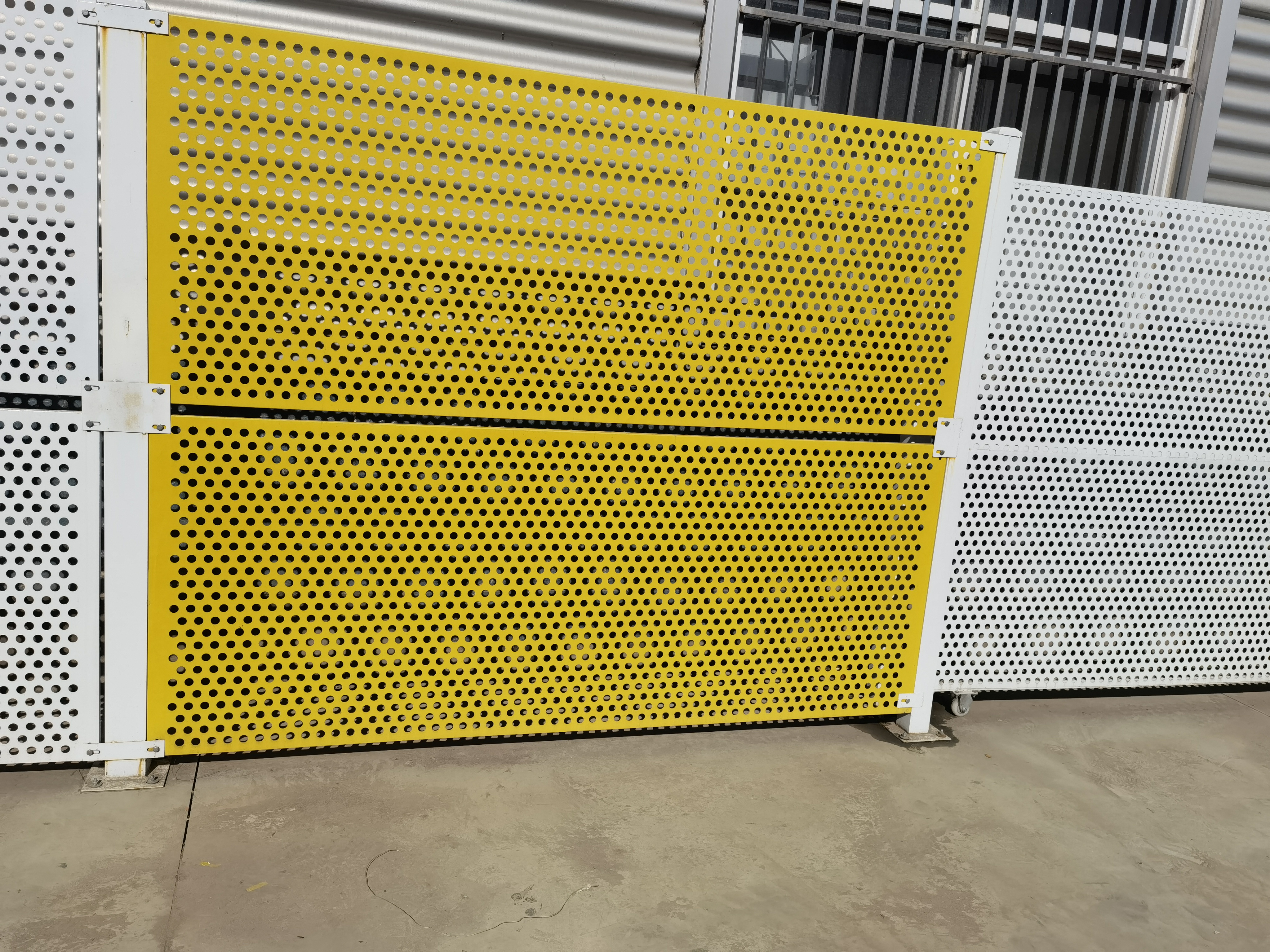 新型防风冲孔板围栏挡板正确安装