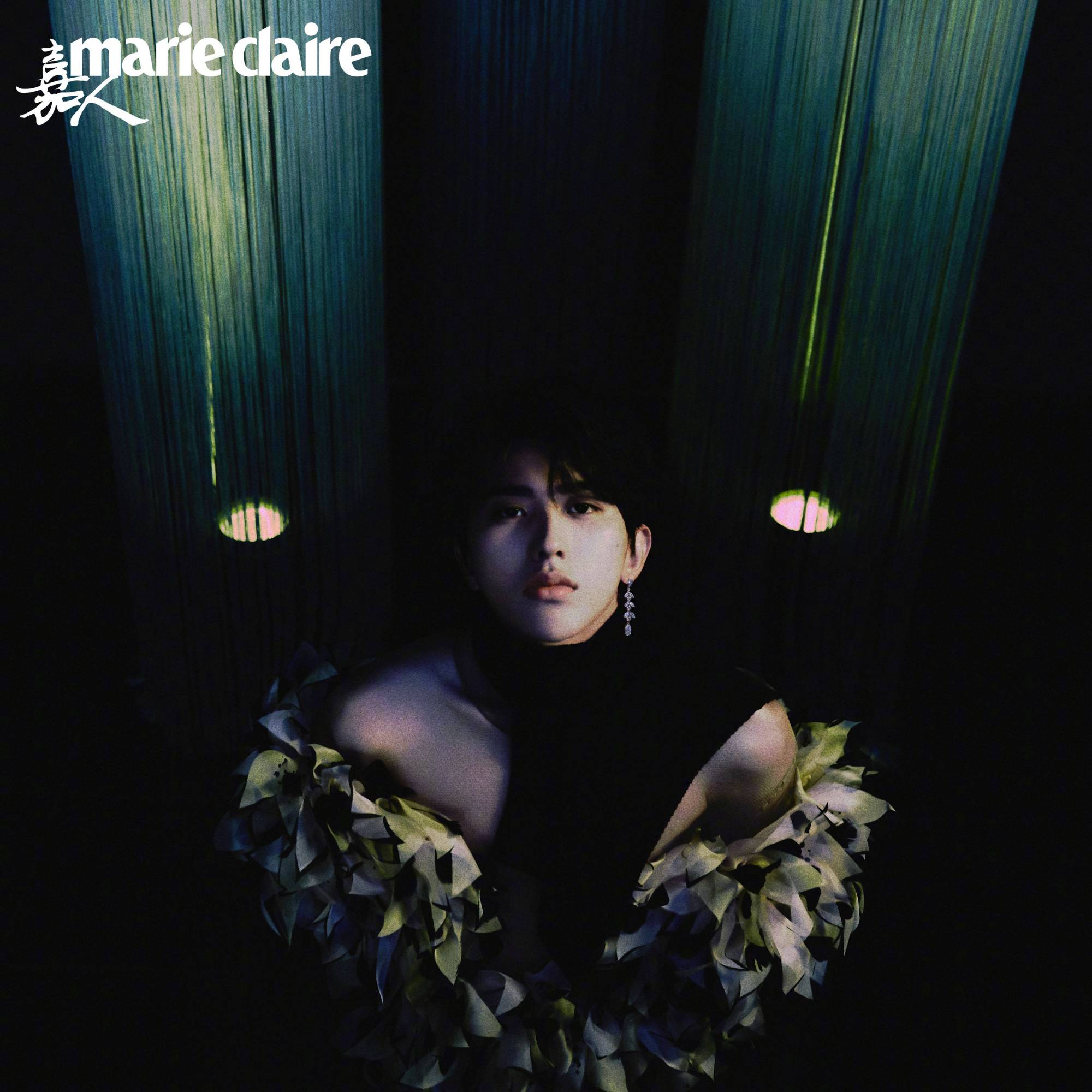 当红男星蔡徐坤 金色面具演绎《嘉人》紫色时尚大片营造迷离氛围