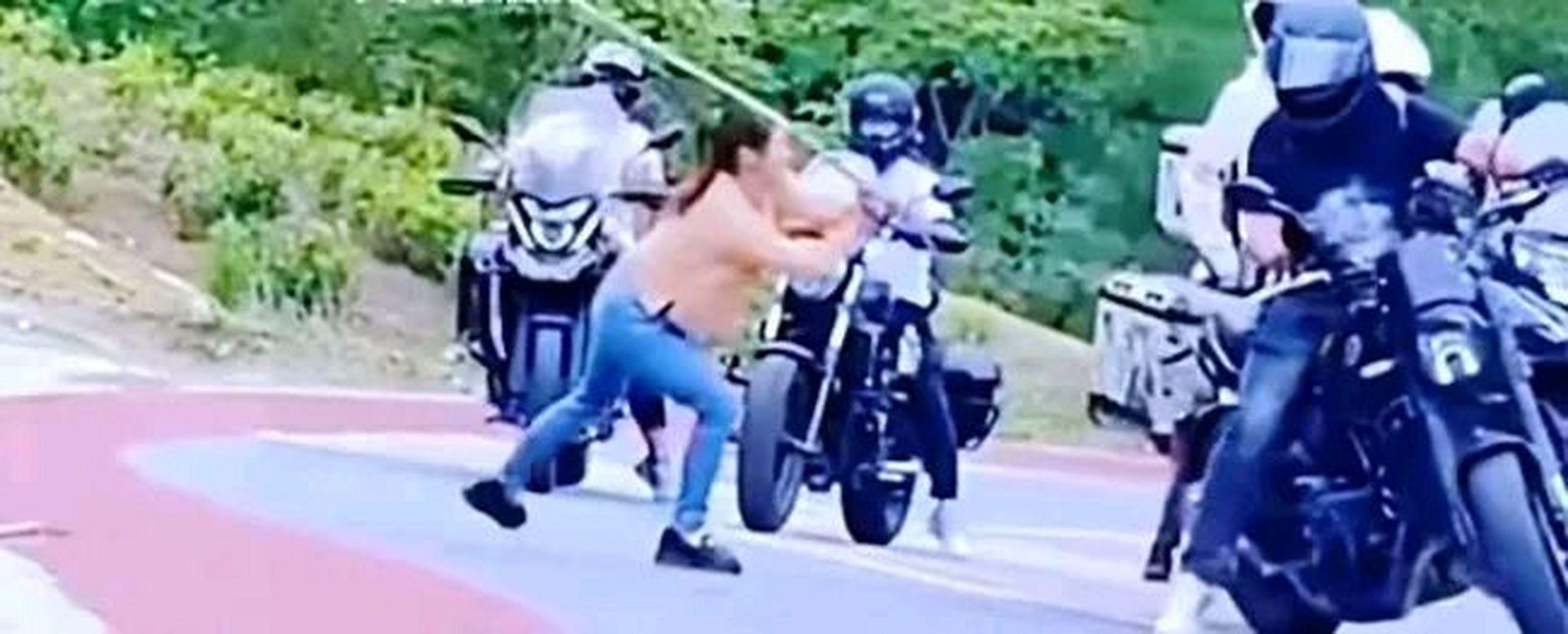 但最近又发生了可怕的一幕,一女路霸光天化日之下拦路要钱,扬言不给就