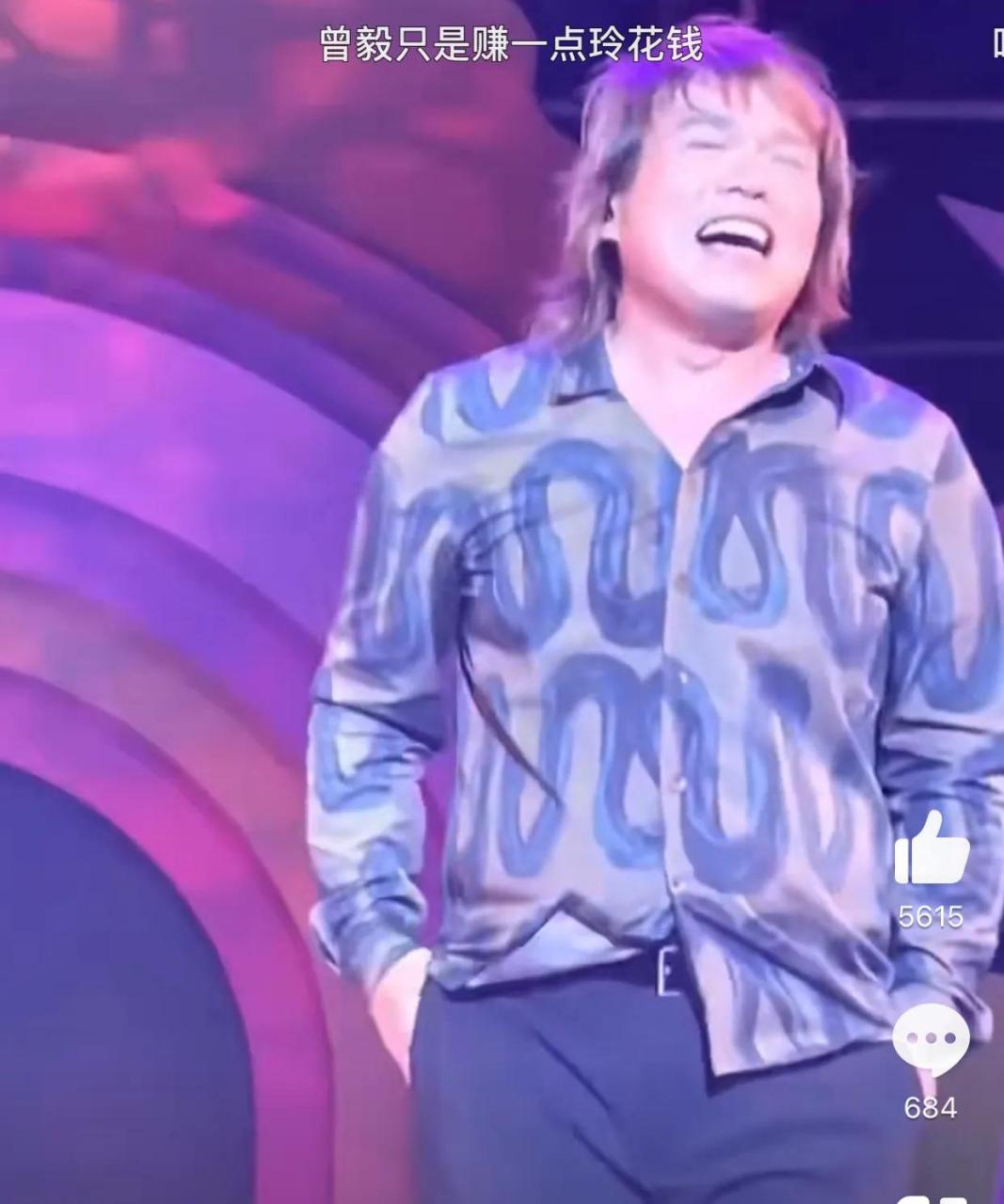 歌迷花500块钱唱歌给伍佰听,这样的演唱会谁见过?